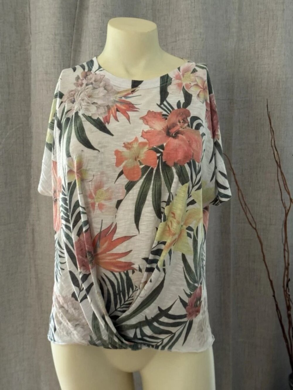 Tryst Floral Twist Front Short Sleeve Top Blouse Tropical Print Size M Women's
